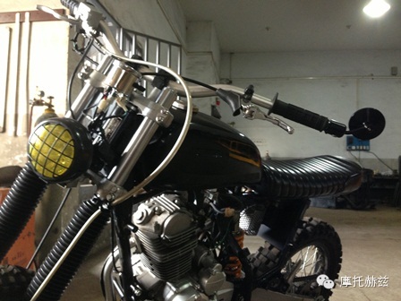 复古丨摩友兼机械师AFNO自己动手改装的Tracker风格摩托车