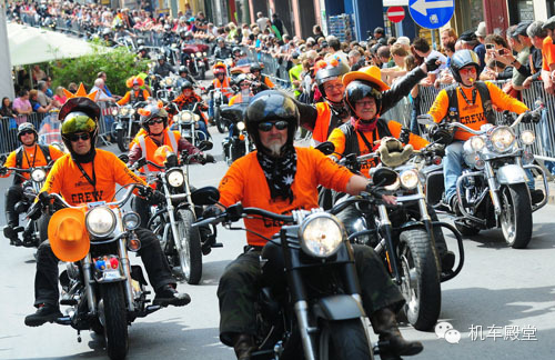 悉尼我们对摩托车和我国是反着来城市驾驶摩托车，禁止开汽车