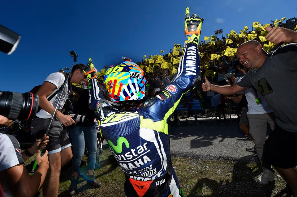 MotoGP马奎兹意外摔车，罗西夺冠