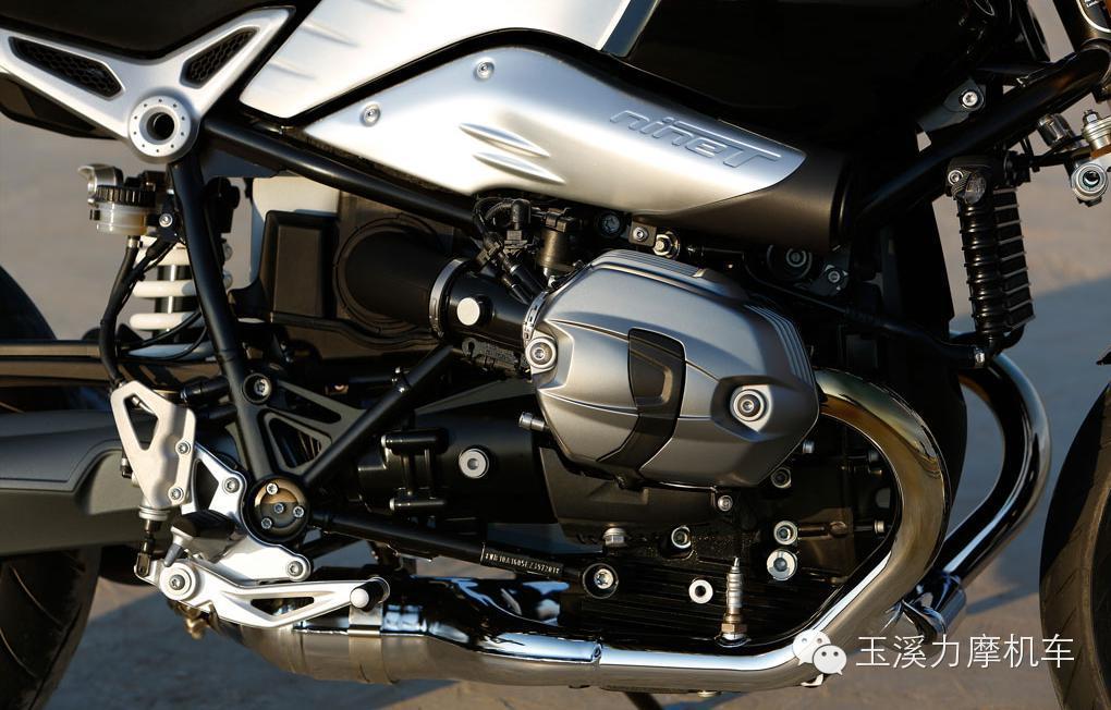 宝马摩托车拥有简约设计，方便改装和现代科技的聚合体