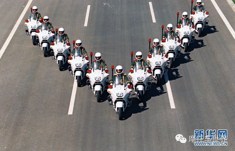 摩托车护卫队重新恢复 12年前画面曝光