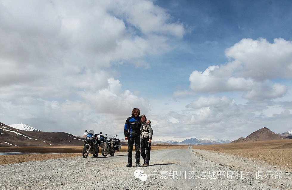 荷兰夫妇辞职骑摩托车环游世界 拍绝美照片