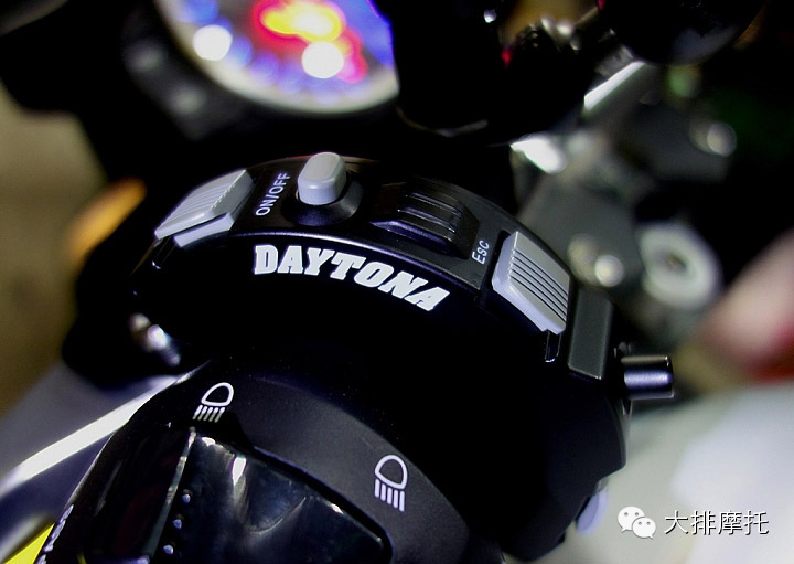 骑摩托车时手机控制器｜DAYTONA知名改件厂商的精致作品