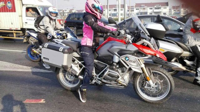 骑宝马摩托车R1200gs女骑士和丈夫ADV在天台山路比翼双飞