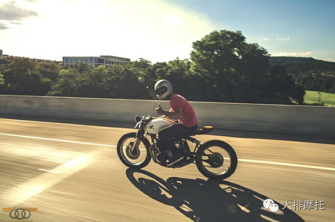 骑上你心爱的摩托车去骑行吧，享受撞风、享受自由！