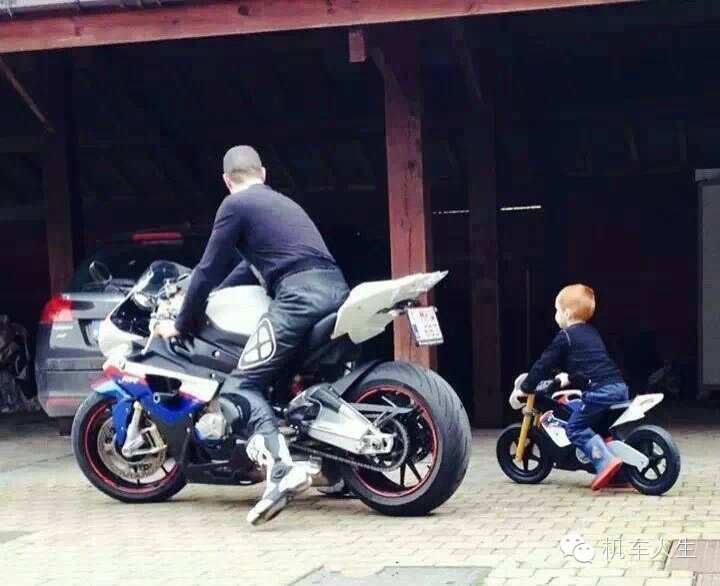 龙生龙，凤生凤，骑摩托车也是有其父，必有其子