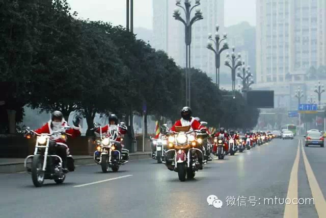 哈雷摩托车重庆分会圣诞骑行爱心捐赠