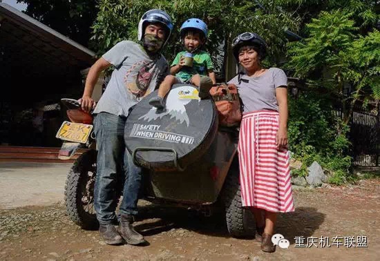 父母带两岁半孩子，坐着一辆边三轮摩托环游世界
