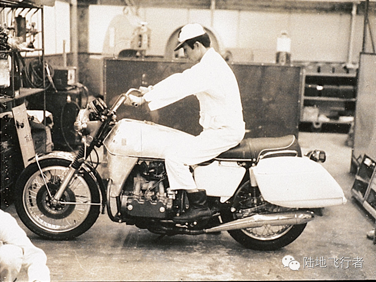 本田金翼，哪不是一般的酷，是专业摩托车应有的酷，所以才能酷炫40年