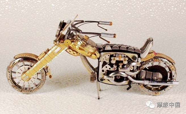 旧手表的改造成摩托车的新奇艺术
