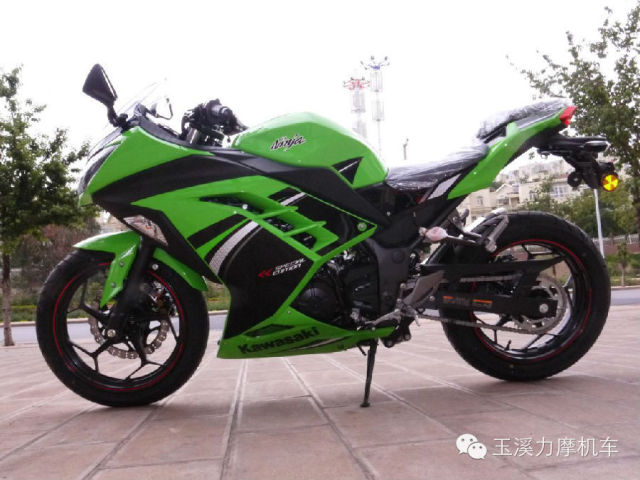 川崎摩托车Ninja250 ABS——赛车式运动车身及高品质触感