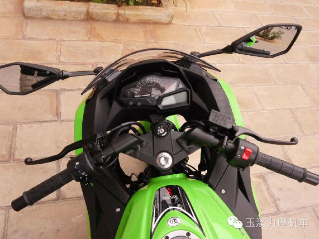 川崎摩托车Ninja250 ABS——赛车式运动车身及高品质触感