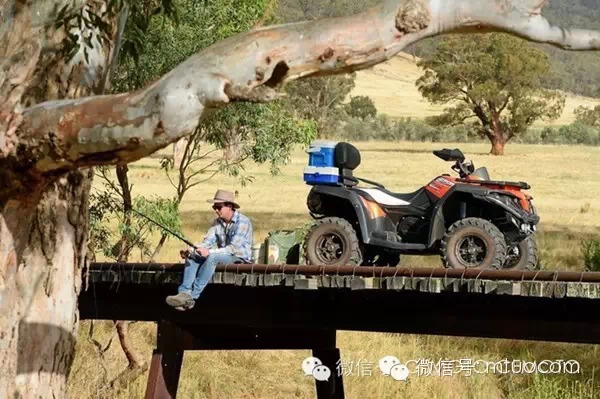 澳大利亚土豪玩春风摩托车全地形越野车