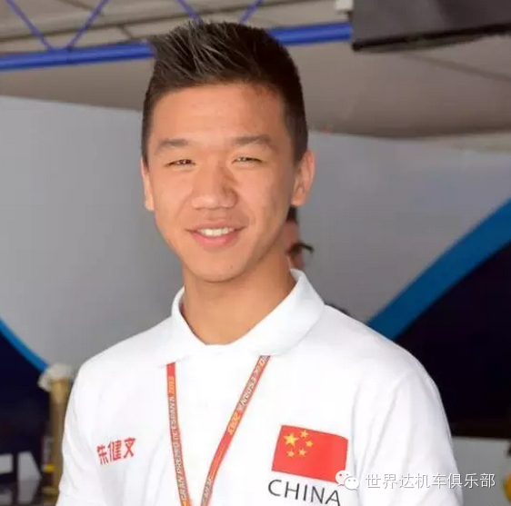 国人骄傲！17岁华裔男孩成为首个参加世界摩托车锦标赛华人车手！