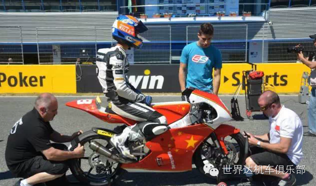 国人骄傲！17岁华裔男孩成为首个参加世界摩托车锦标赛华人车手！