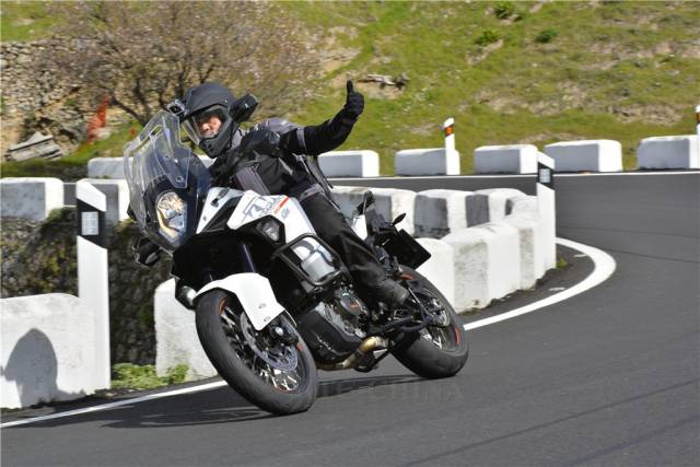 《摩托车》杂志海外测试2015款KTM 摩托车1290 Super Adventure