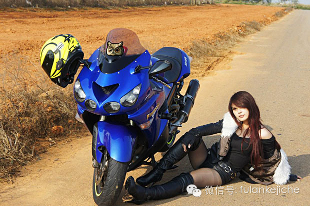 六眼魔女和她的川崎ZX-14Ry摩托车