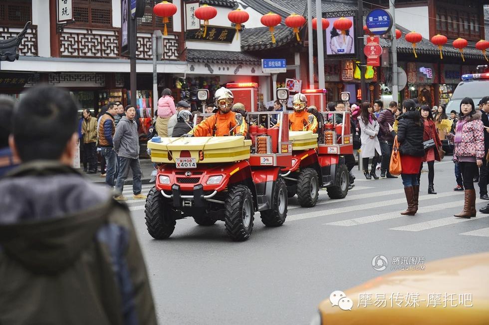 上海摩托消防车巡逻城隍庙 造型拉风