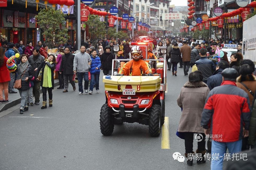 上海摩托消防车巡逻城隍庙 造型拉风