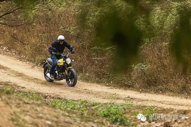 泰国试驾2015凯旋 DUCATI SCRAMBLER强劲低扭复古车