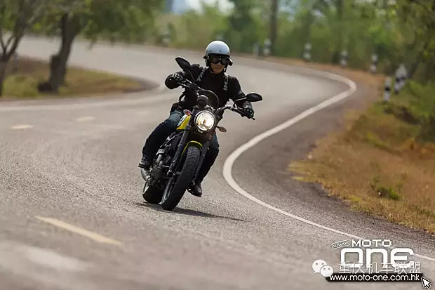 泰国试驾2015凯旋 DUCATI SCRAMBLER强劲低扭复古车