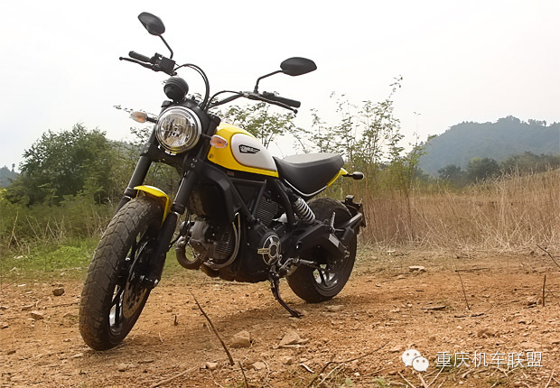 泰国试驾2015凯旋 DUCATI SCRAMBLER强劲低扭复古车