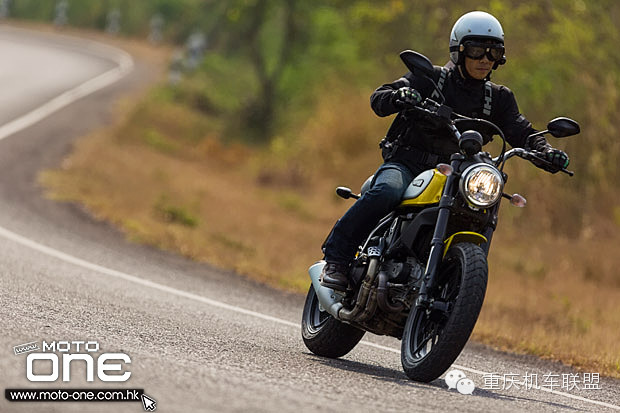 泰国试驾2015凯旋 DUCATI SCRAMBLER强劲低扭复古车