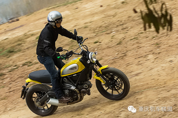 泰国试驾2015凯旋 DUCATI SCRAMBLER强劲低扭复古车