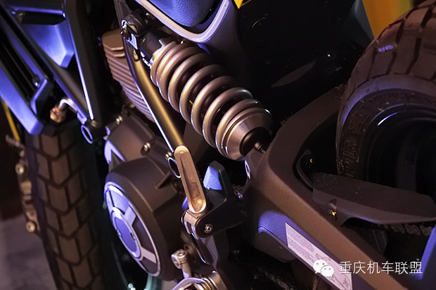 泰国试驾2015凯旋 DUCATI SCRAMBLER强劲低扭复古车