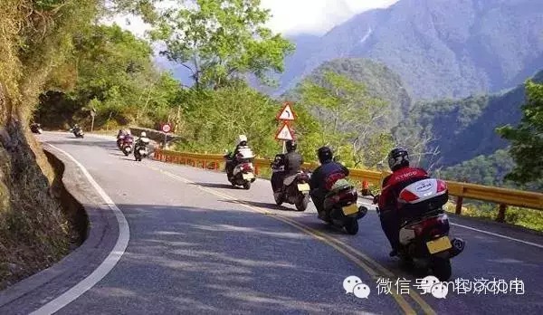 摩托车骑行在山路上， 享受之余的安全注意事项