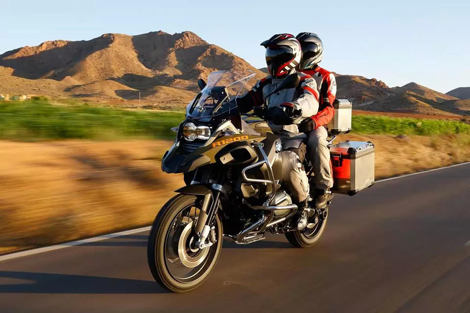 与宝马 Motorrad一起等花开，一起享受真正丰富多彩的骑行乐趣。