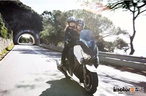 2015 雅马哈 XMAX 400摩托车，更加侧重实用性和操控性。