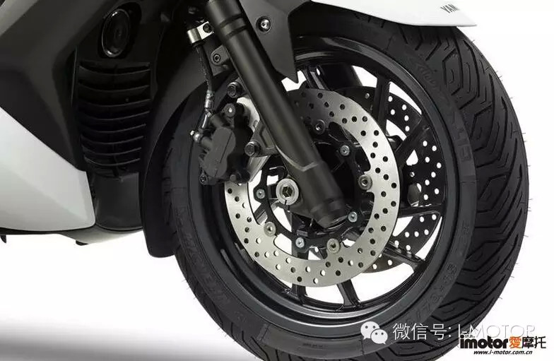 2015 雅马哈 XMAX 400摩托车，更加侧重实用性和操控性。