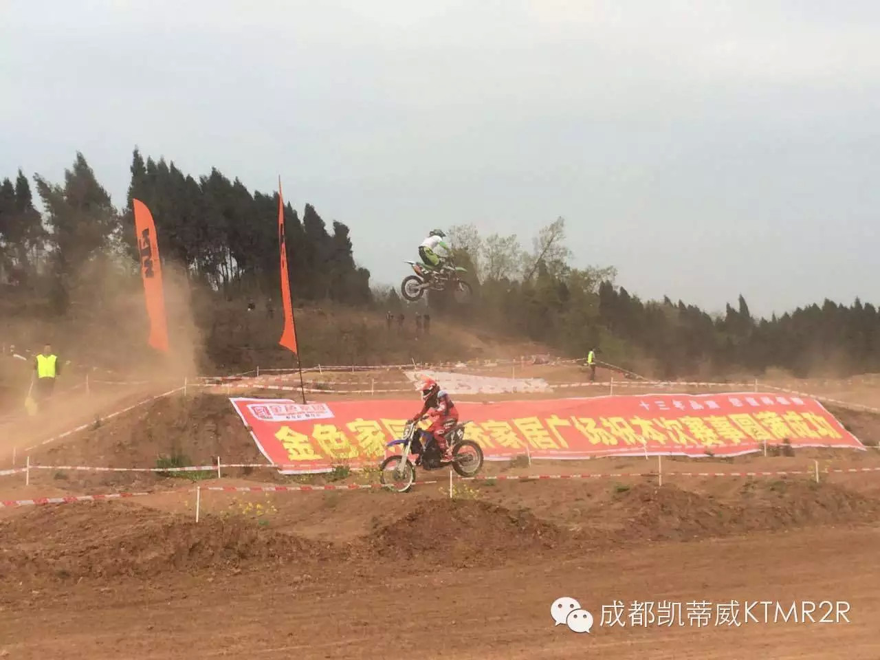 飞跃高台——KTM绵阳越野摩托车表演赛现场直击