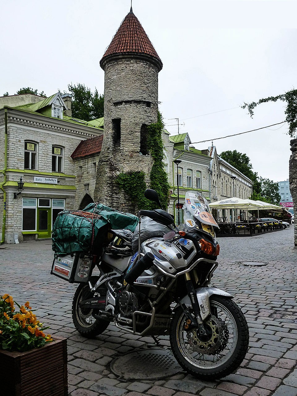 骑着摩托车在世界各地摩旅的诺玛！