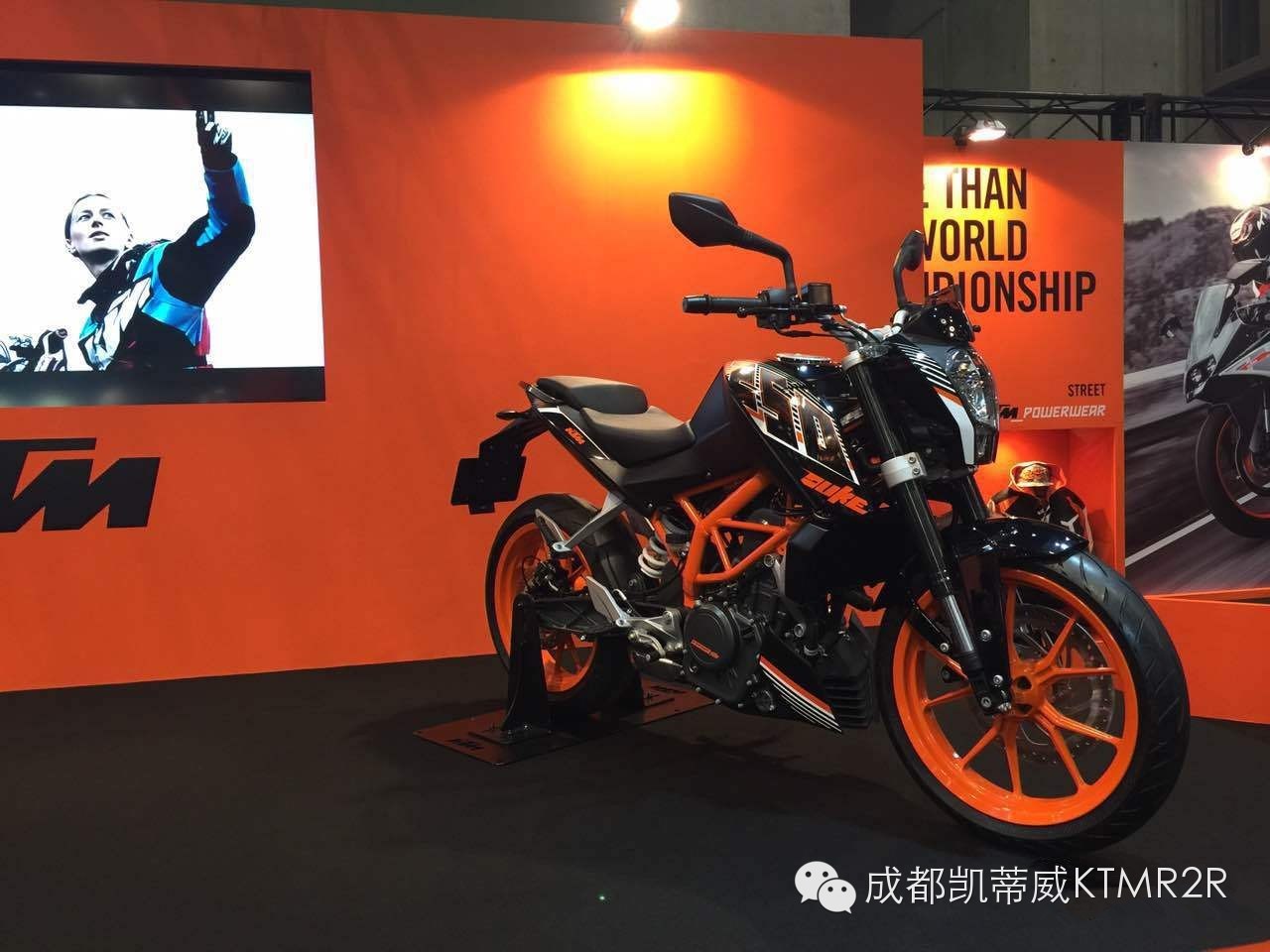 KTM摩托车登录东京2015机车展，日本车模很给力