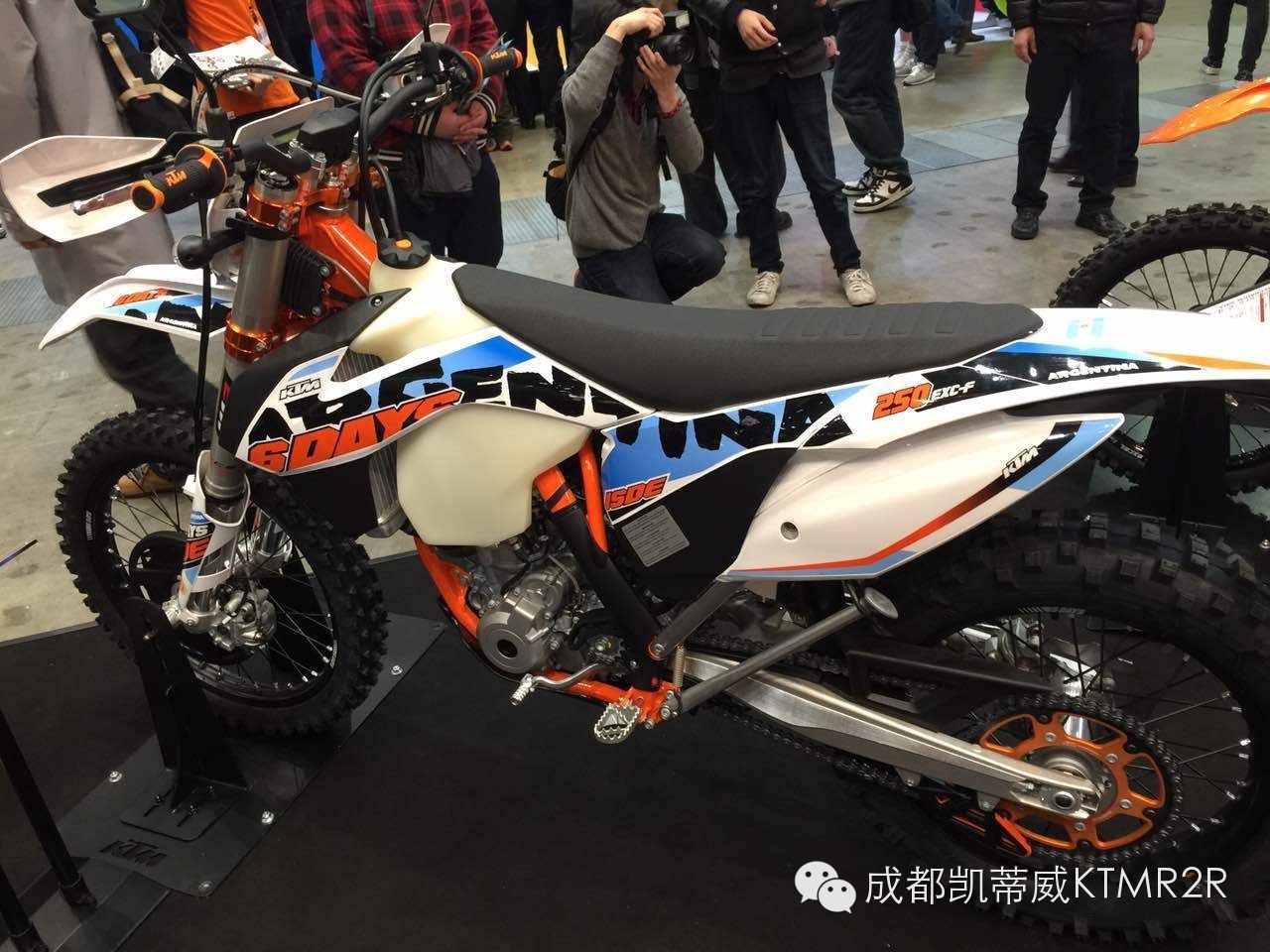 KTM摩托车登录东京2015机车展，日本车模很给力
