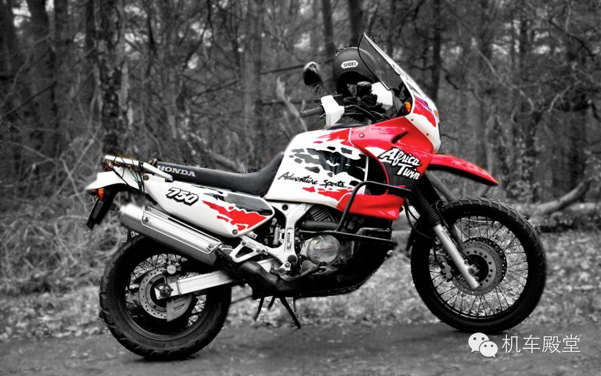 本田 XRV750摩托车曾在达喀尔拉力赛中威名赫赫，连续夺得四届达喀尔冠军