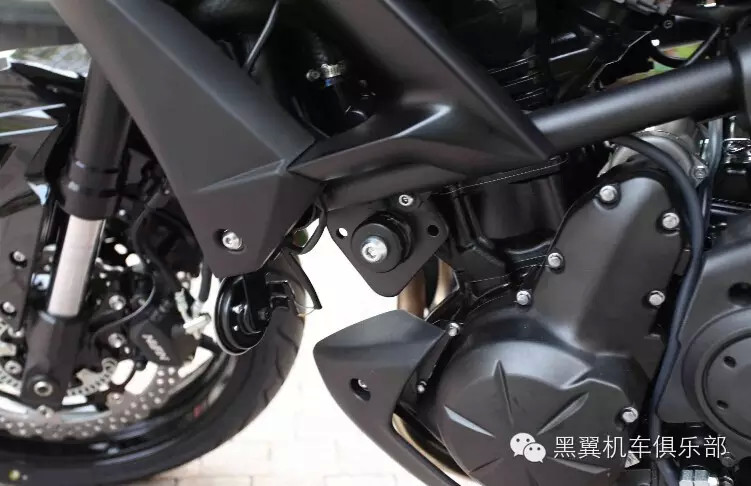 先睹为快--- 2015 川崎Versys650摩托车静态作业