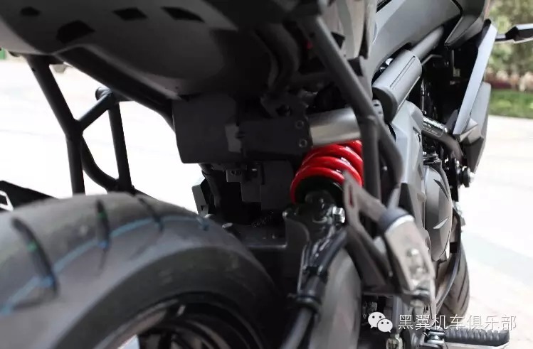 先睹为快--- 2015 川崎Versys650摩托车静态作业