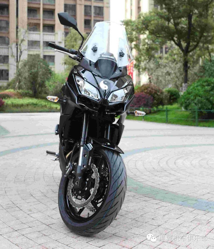 先睹为快--- 2015 川崎Versys650摩托车静态作业