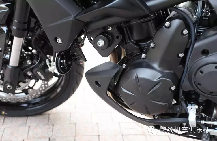 先睹为快--- 2015 川崎Versys650摩托车静态作业