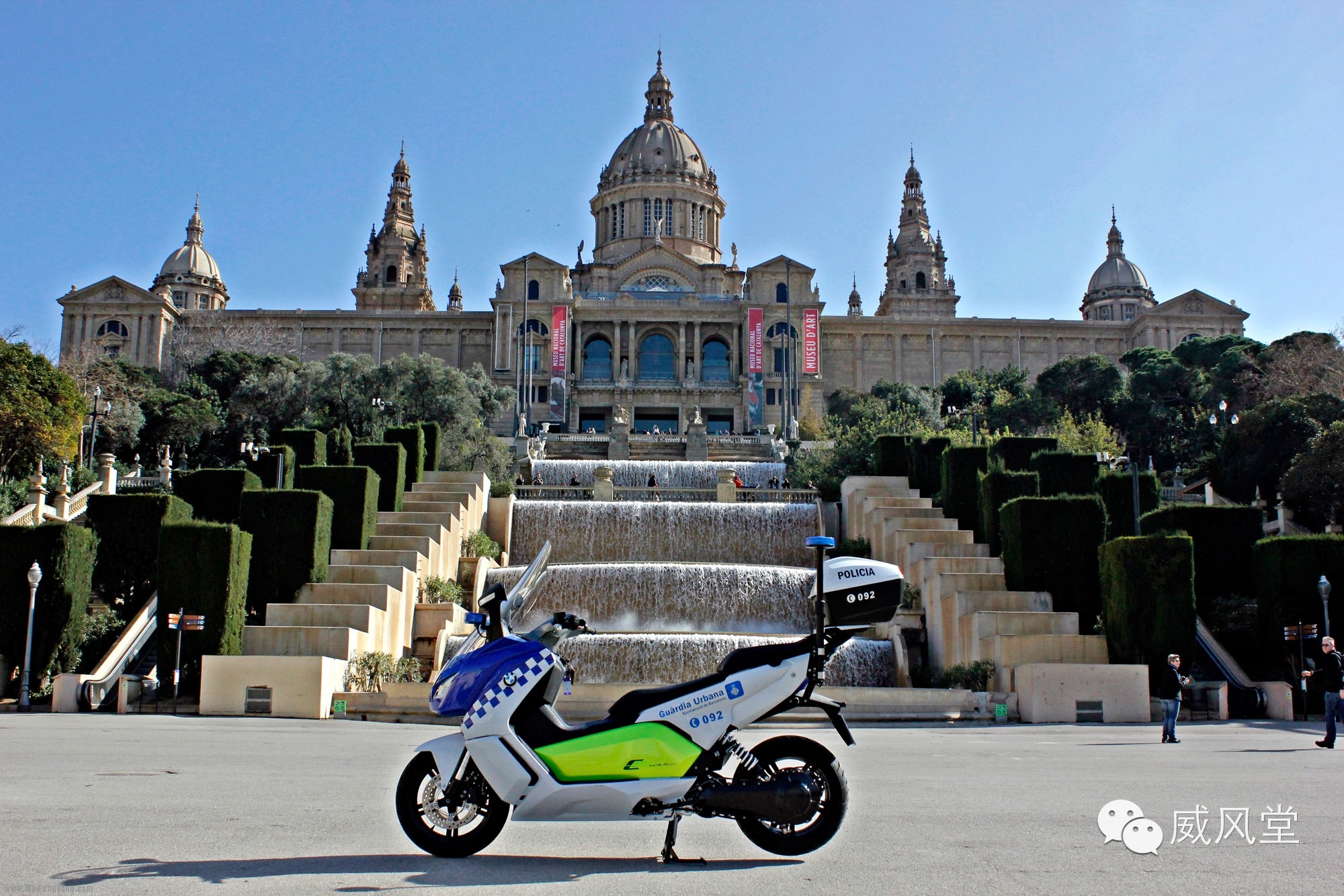 西班牙巴塞罗那市警察采用宝马电动摩托车作为警车