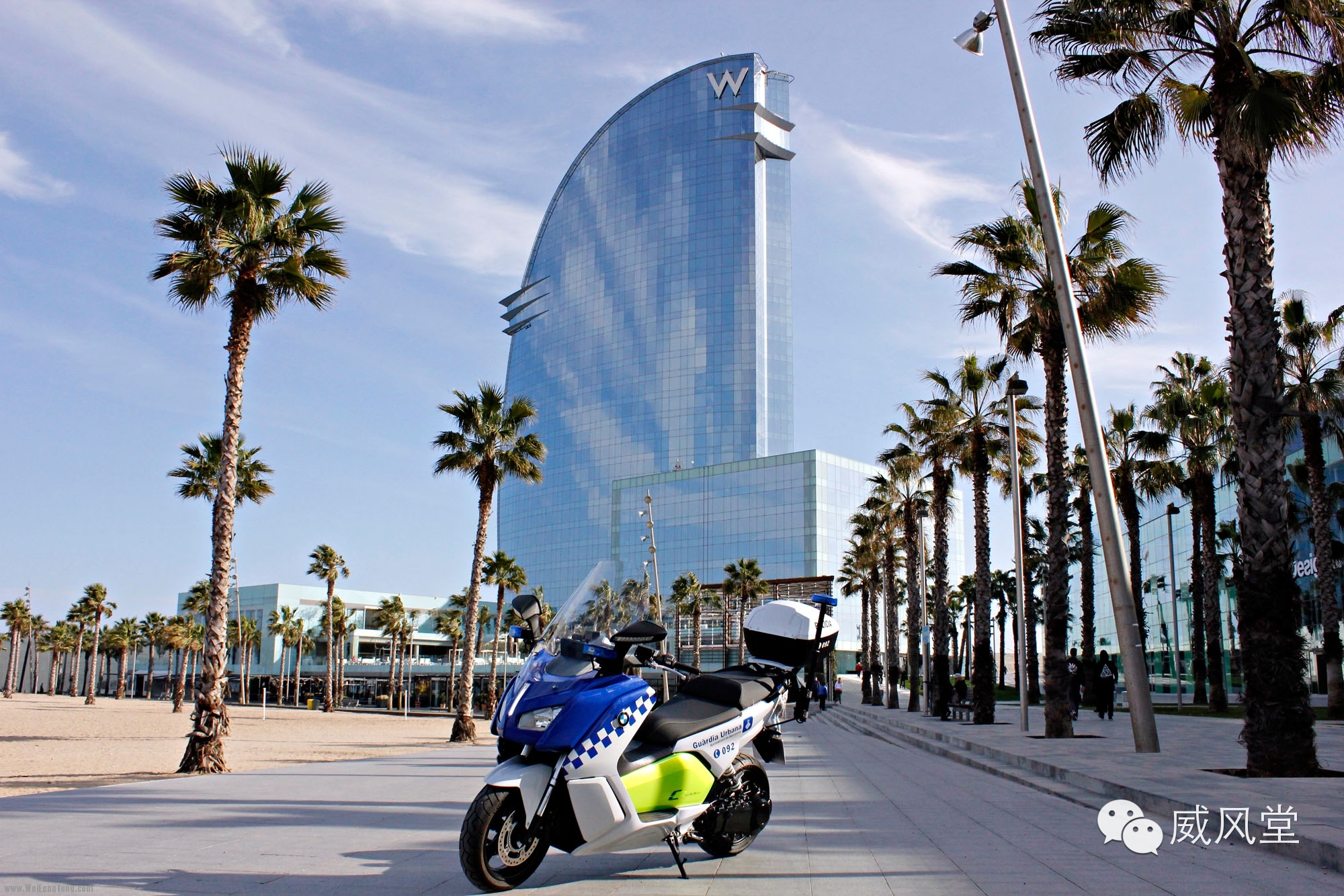 西班牙巴塞罗那市警察采用宝马电动摩托车作为警车
