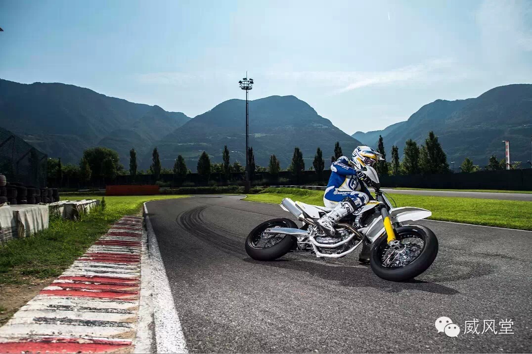 轻盈回翔：2015 胡斯瓦纳 FS 450摩托车
