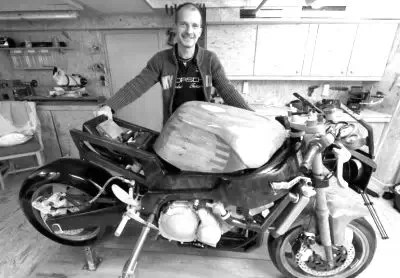 为圆摩托梦，德国妻管严 12年手工打造的一辆木质仿真摩托