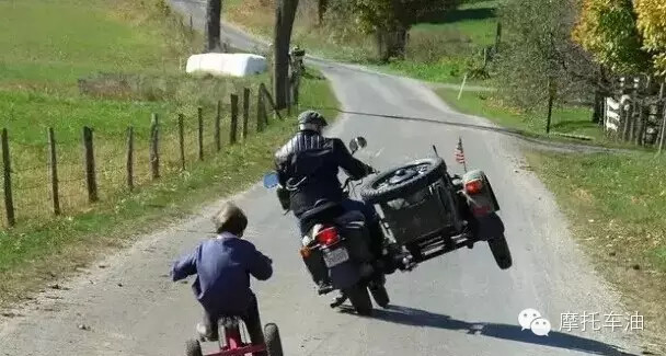 孩子与摩托车