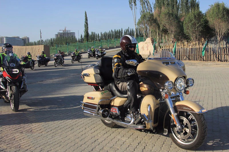 47辆哈雷宝马本田的“摩托车自驾新疆草原行”