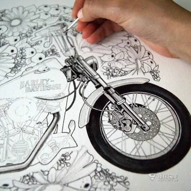 女艺术家笔下创作出神奇的手绘摩托车