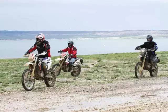 新疆福海“环乌伦古湖”摩托车越野赛，鑫源摩托夺冠
